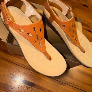 NEW NWT Women's Size 12 / 43. Sandals. COMFY. Soft strap between toes. Non slip